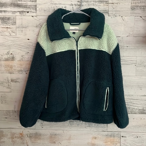 Universal Thread Jackets & Blazers - Universal Thread women’s furry jacket. Size large